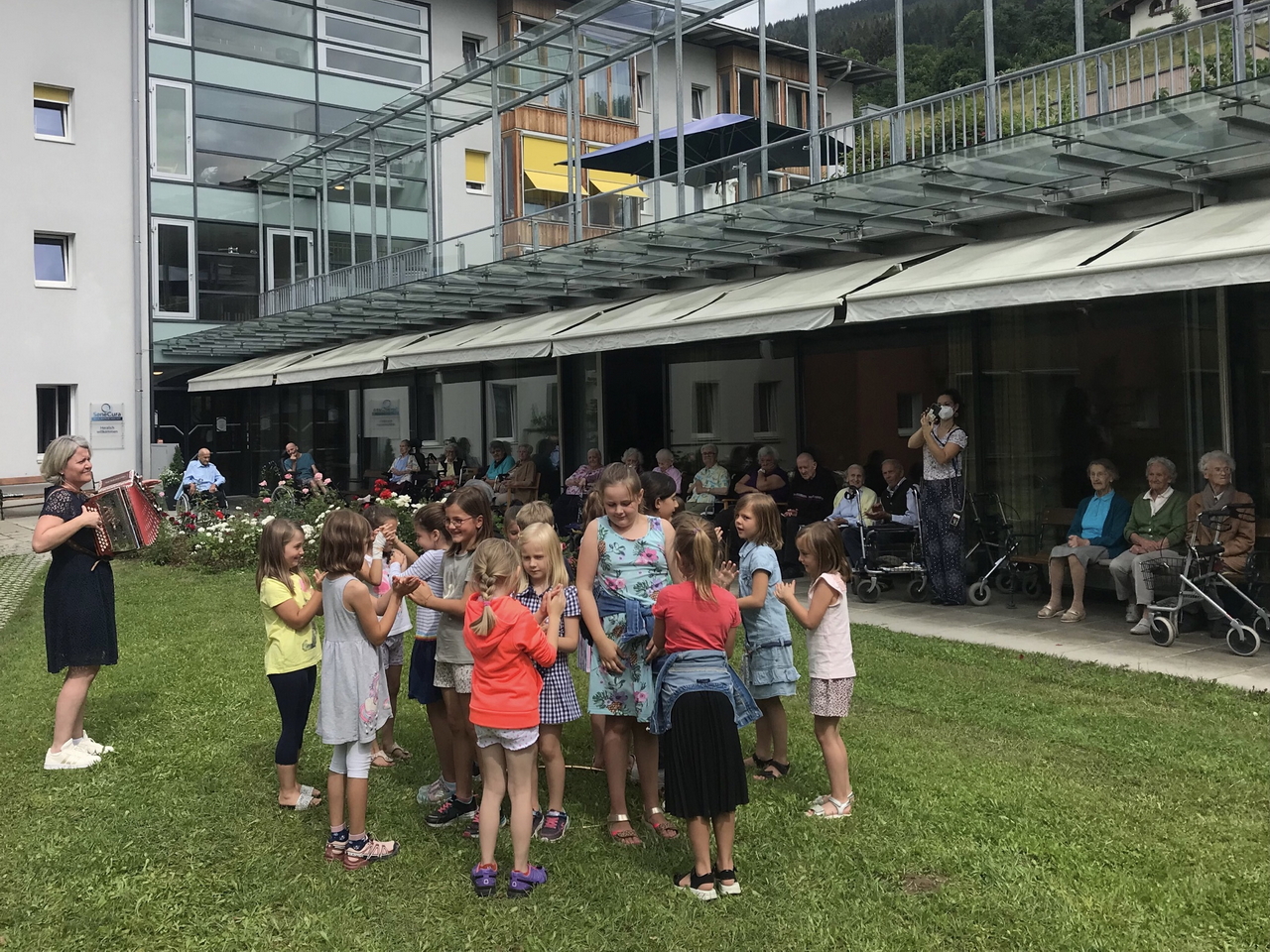 Singen und Tanzen im "Haus der Senioren"