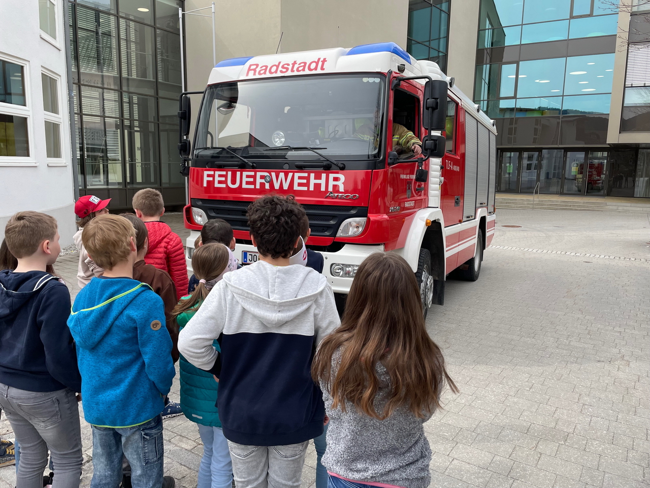 Besuch der Polizei zum Thema “Toter Winkel” (3.Kl.)